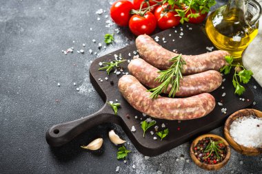 Siyah masadaki baharatlı sosis ya da sosis dilimleme tahtası..