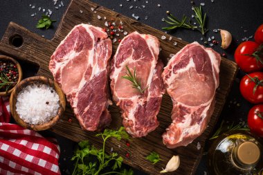 Siyah masadaki ahşap tahtada domuz eti.