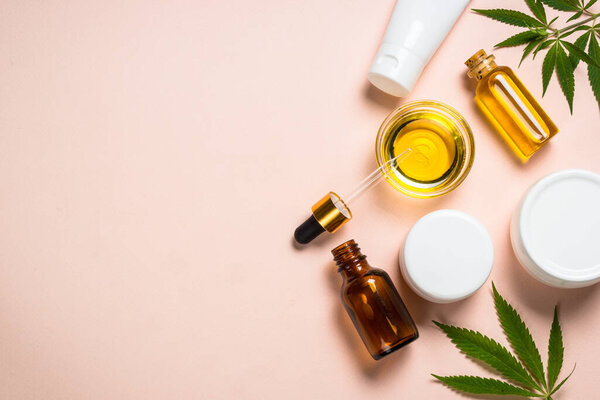Масло конопли, сливки, мыло и свежие листья в белом.