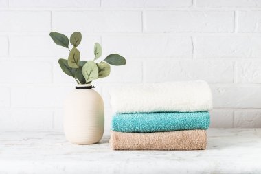 Banyo havluları beyaz banyoda..