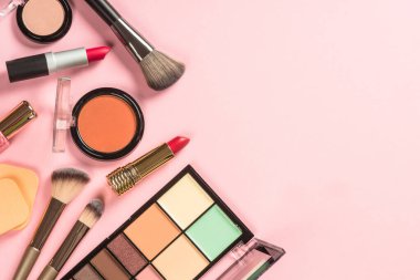 Ürünleri pembe arkaplan görünümünde uydur.