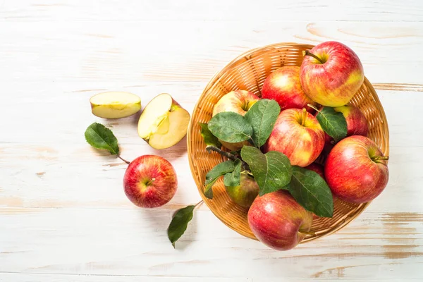 Manzanas rojas maduras frescas en la canasta en la mesa blanca. —  Fotos de Stock