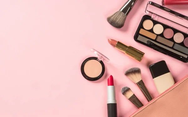 Maquillaje productos en rosa vista superior de fondo. — Foto de Stock