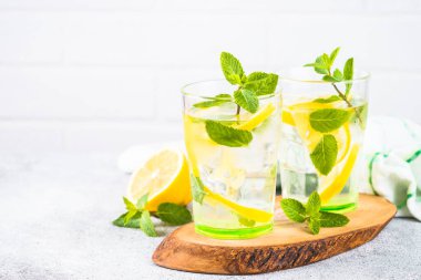 Beyaz masada iki bardak limonata..