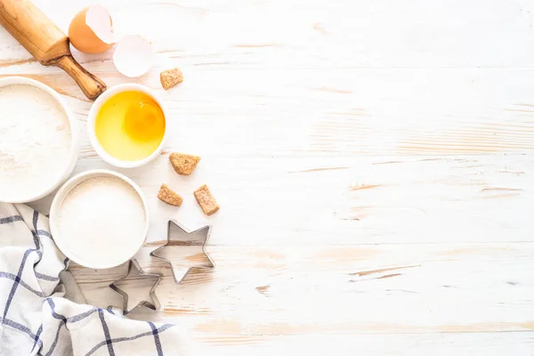 Ingredientes para hornear en mesa de madera blanca. — Foto de Stock