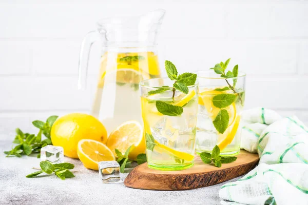 Beyaz masada iki bardak limonata..