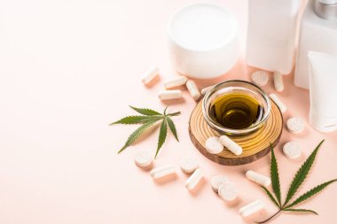 Esrar, kozmetik, haplar ve pembe CBD yağı.