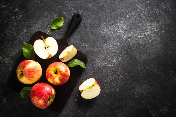 Mele rosse mature fresche nel cestino al tavolo bianco. — Foto Stock