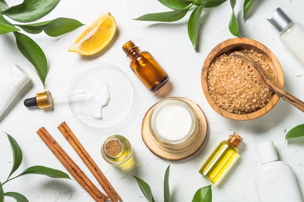 Concept de laboratoire cosmétique avec produits cosmétiques naturels. — Photo