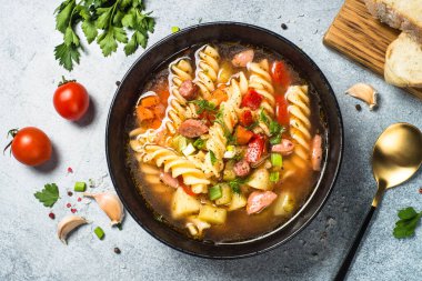 Makarna ve sosisli sebze çorbası..