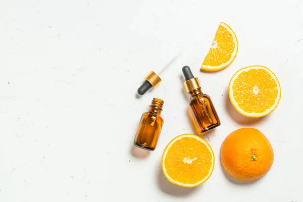 Vitamin C. Produk kosmetik dan buah sitrus segar. — Stok Foto