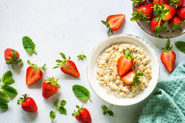 Oatmeal porridge with strawberry on white background. — 스톡 사진