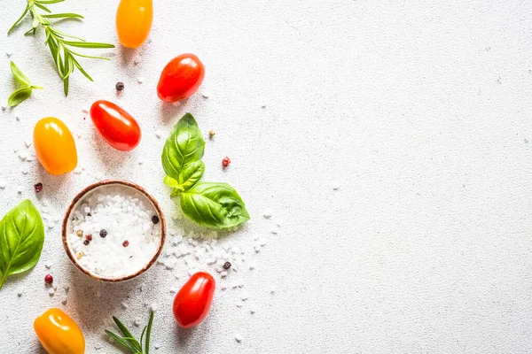 Beyaz taş masada yemek pişirme arka planı.