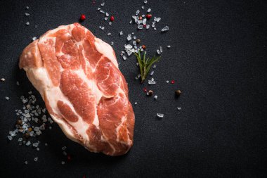 Siyah arka planda baharatlı taze biftek..