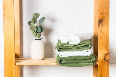 Kozmetik ürünler ve havlular için ahşap raflı banyo..