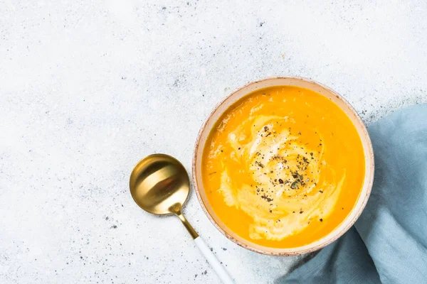 Beyaz kasede kremalı balkabağı çorbası..