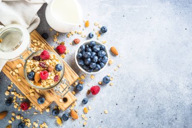 Cam kavanozda taze böğürtlenli granola.