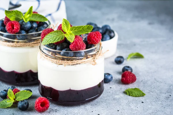 Parfait avec crème et baies fraîches dans le bocal en verre. — Photo