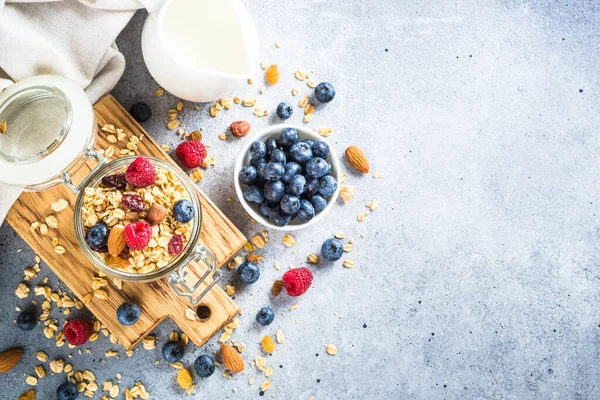 Cam kavanozda taze böğürtlenli granola.