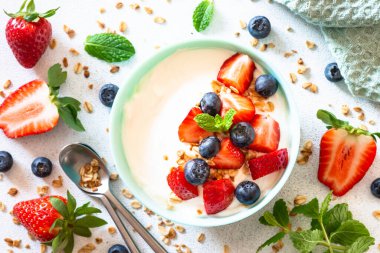 Yoğurtlu granola ve taze böğürtlen..