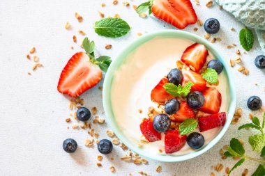 Yoğurtlu granola ve taze böğürtlen..
