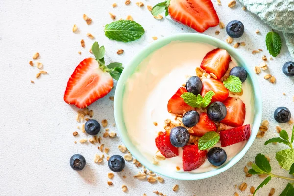 Yoğurtlu granola ve taze böğürtlen..