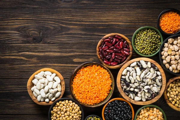Baklagil, mercimek, bezelye ve fasulye çeşitleri siyah taş masada..