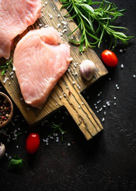 Türkiye, siyah taş masadaki ahşap tahtada baharat ve otlarla biftek yiyor.