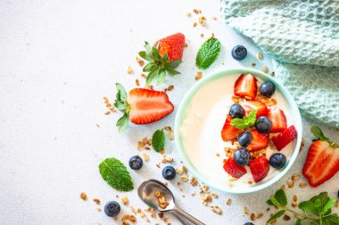 Yoğurtlu granola ve taze böğürtlen..