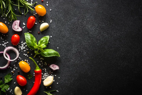 Arka plan siyah taş masada yemek yiyecek.