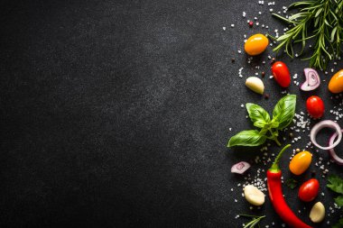 Arka plan siyah taş masada yemek yiyecek.