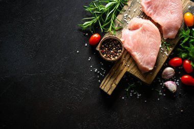 Türkiye, siyah taş masadaki ahşap tahtada baharat ve otlarla biftek yiyor.