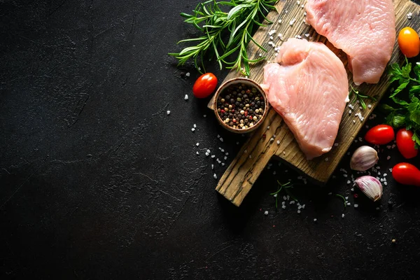 Türkiye, siyah taş masadaki ahşap tahtada baharat ve otlarla biftek yiyor.