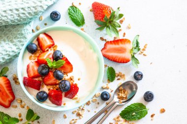 Yoğurtlu granola ve taze böğürtlen..