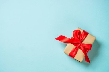 Mavi kurdeleli Noel hediyesi kutusu..