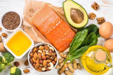 Keto diyet gıda malzemeleri. Sağlıklı gıda ürünleri beyaz arka plan görünümünde.