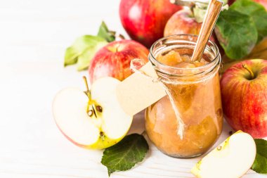 Beyaz arkaplanda taze elma reçeli.