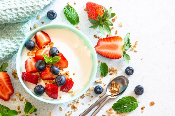 Yoğurtlu granola ve taze böğürtlen..