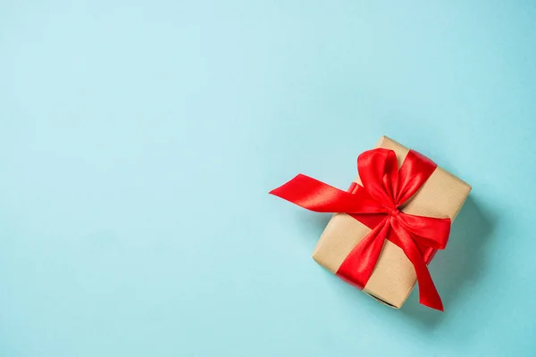 Caja de regalo de Navidad con cinta roja en azul. — Foto de Stock