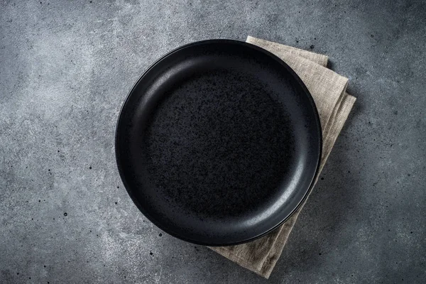 Gri taş masa manzaralı siyah tabak..