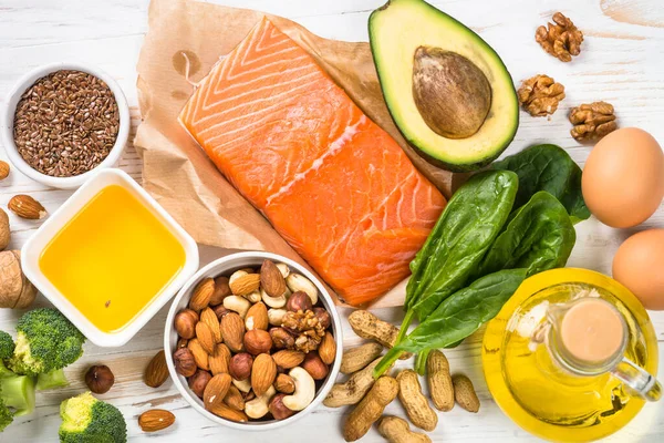 Keto diyet gıda malzemeleri. Sağlıklı gıda ürünleri beyaz arka plan görünümünde.