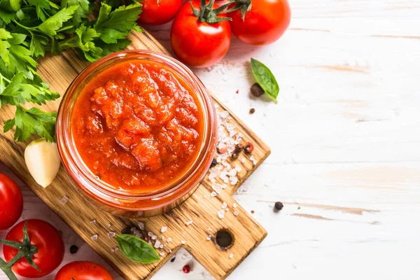 Tomatsås med örter och kryddor på vit bakgrund. — Stockfoto