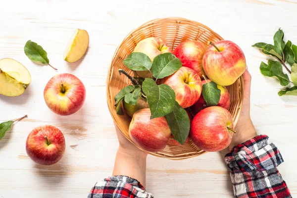 Manzanas rojas maduras frescas en la canasta en la mesa blanca. —  Fotos de Stock