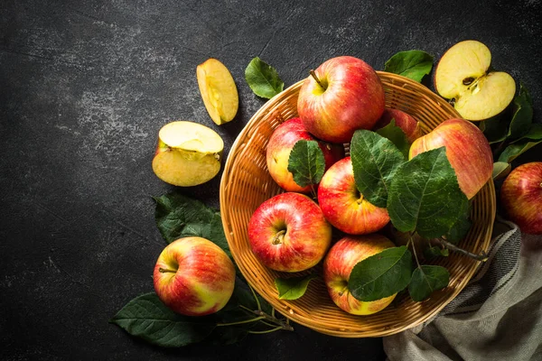 Frische reife rote Äpfel im Korb am weißen Tisch. — Stockfoto