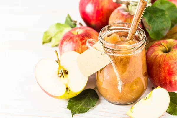 Beyaz arkaplanda taze elma reçeli.