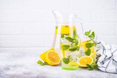 Beyaz masada iki bardak limonata..