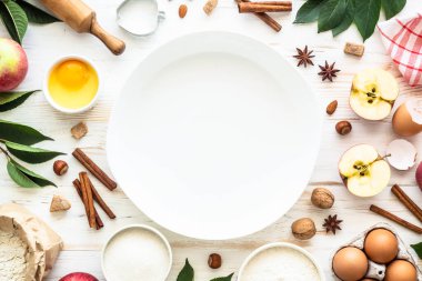 Beyaz ahşap masada sonbahar pişirme malzemeleri.