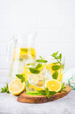 Beyaz masada iki bardak limonata..