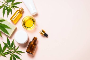 Kenevir yağı, krema, sabun ve beyaz yapraklar.