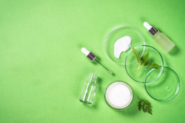 Yeşil arkaplan görünümlü kozmetik laboratuarı kavramı.